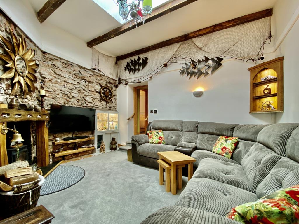 Lot: 9 - COTTAGE AND STORE CLOSE TO THE HARBOUR -